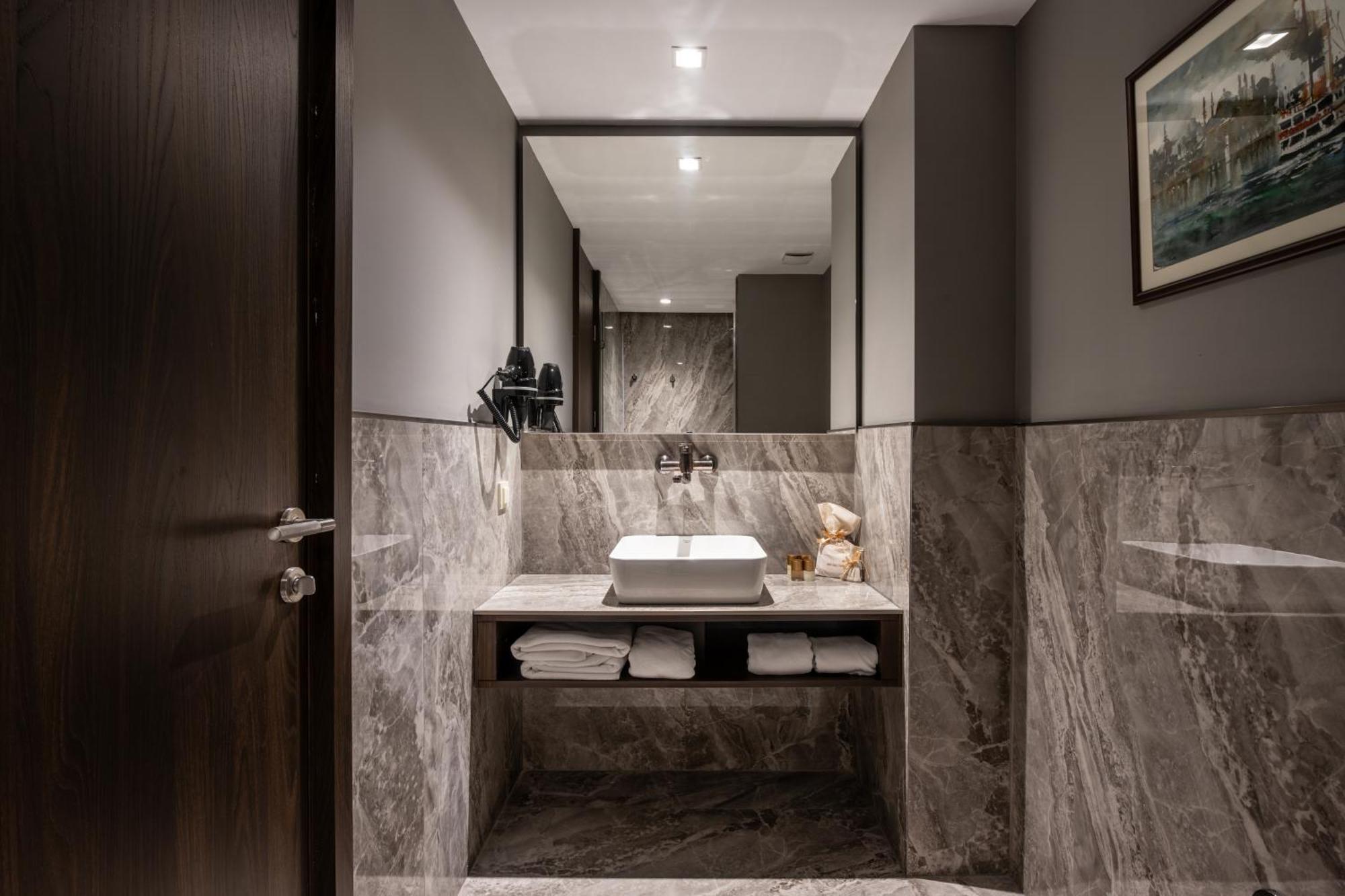 Noble Pangalti Hotel Истанбул Екстериор снимка